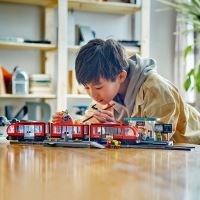 LEGO® City 60423 Tramvaj a zastávka v centru města (3)