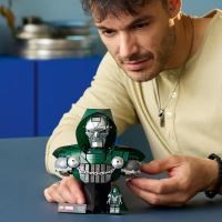 LEGO® ǀ Marvel 76345 Busta Doktora Dooma (1)