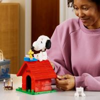 LEGO® Ideas 21368 Peanuts: Snoopyho bouda (2)