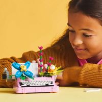 LEGO® Creator 3 v 1 31169 Psací stroj s květinami (1)